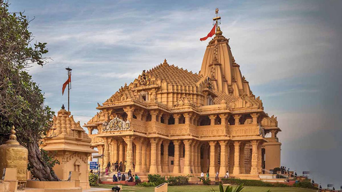 Somnat विवादित रहा है सोमनाथ मंदिर का इतिहास, मंदिर में छिपी है स्यमंतक मणि