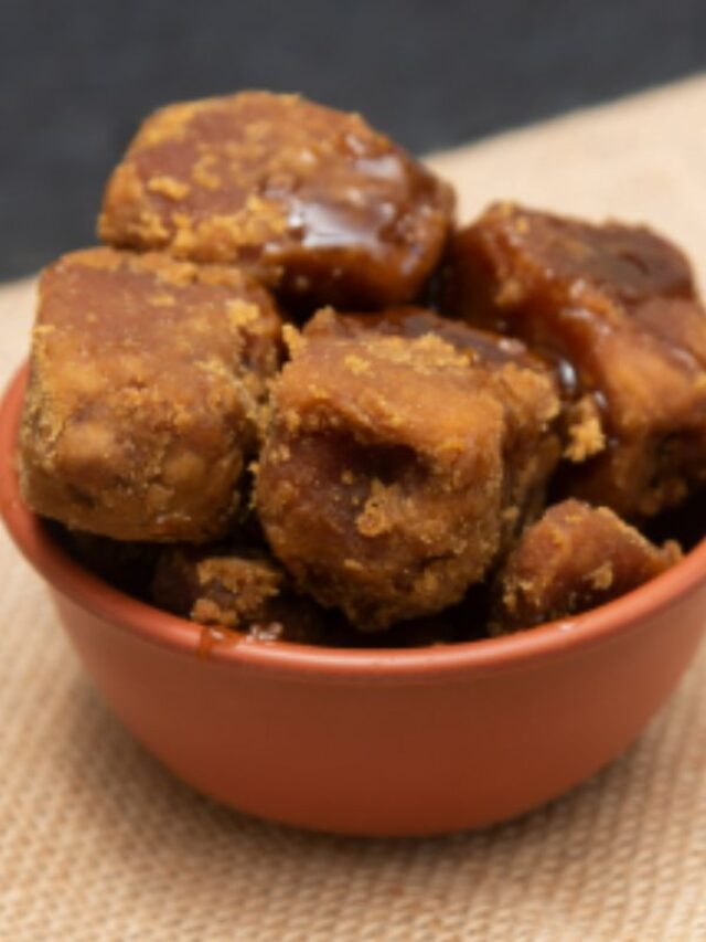 Jaggery Side Effects: सर्दियों में संभलकर करें गुड़ का सेवन, ज्यादा गुड़ खराब कर सकता है आपकी सेहत