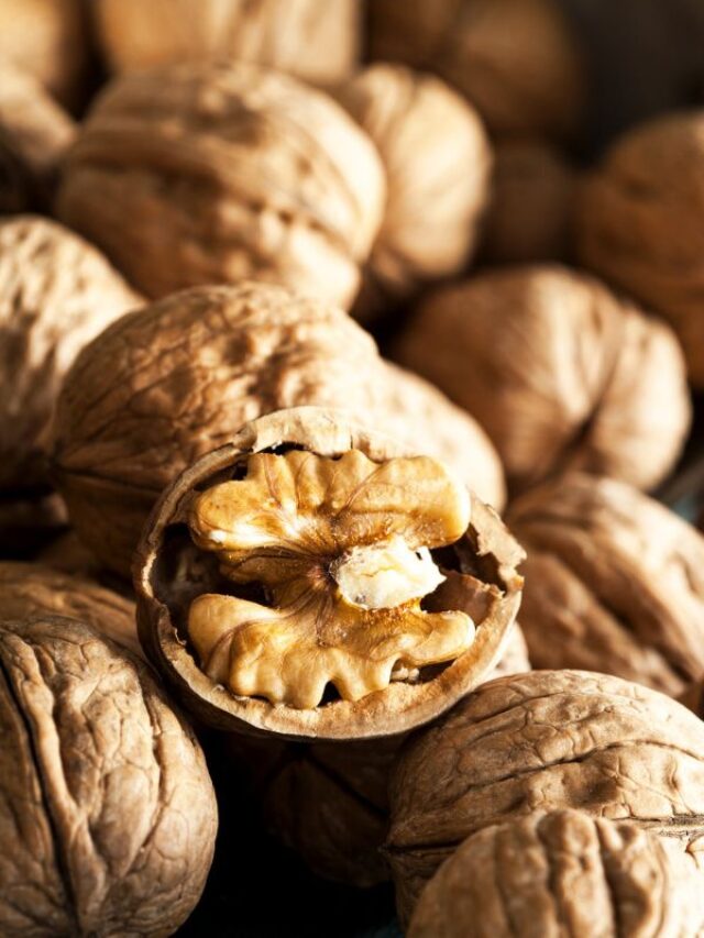 Walnuts Benefits: सर्दियों में खाना शुरू कर दें अखरोट, शरीर को बना देगा फौलादी