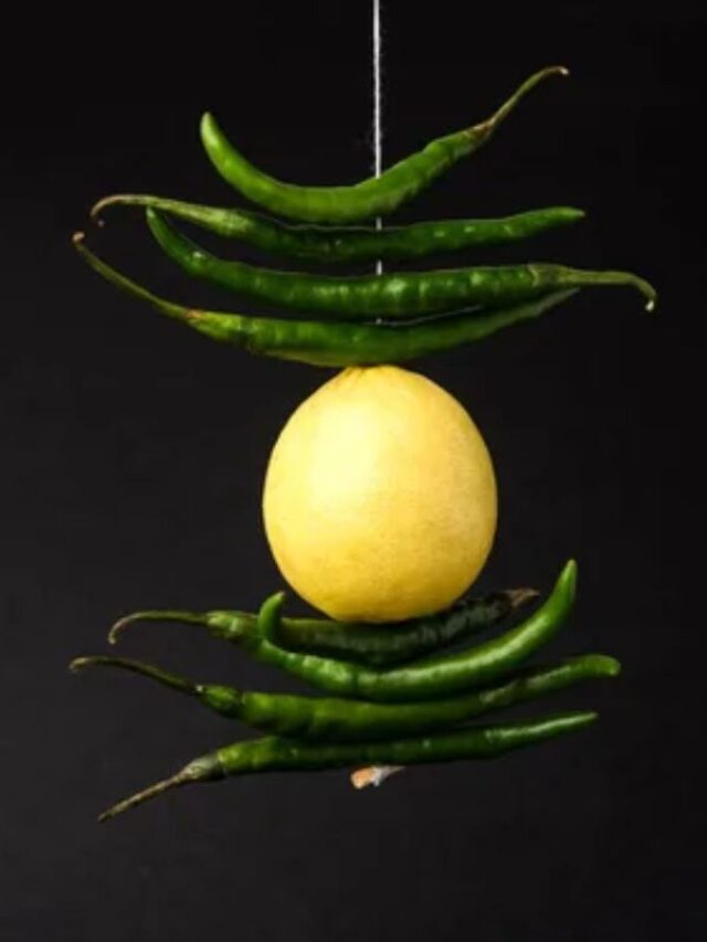 Nimbu Mirch Ke Totke: एक बार करें नींबू और हरी मिर्च का ये टोटका, रातों-रात चमक जाएगी किस्मत