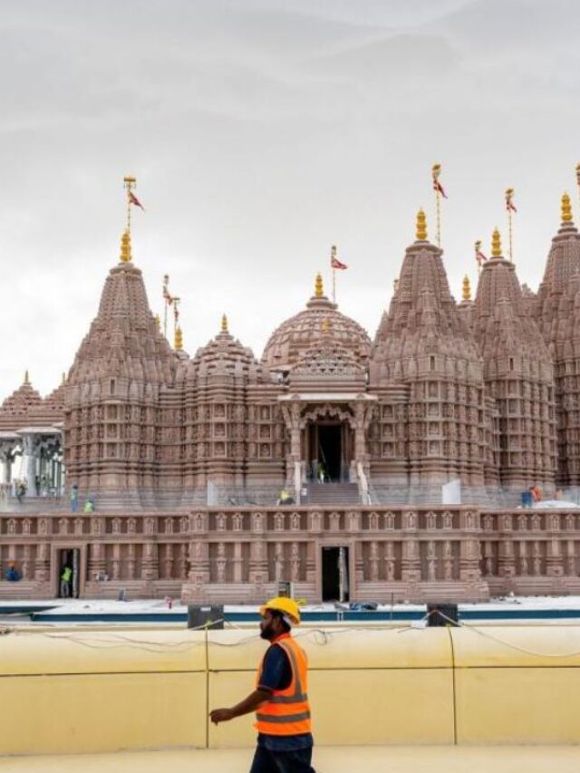 अबू धाबी के रेगिस्तान के बीच बना भव्य हिंदू मंदिर, देखें इसकी दिव्यता