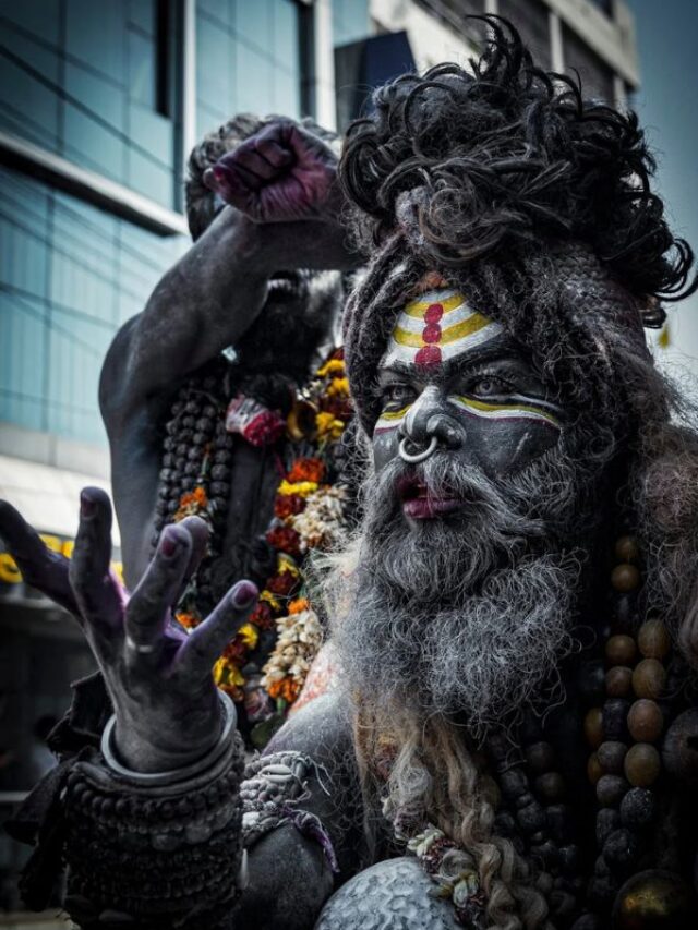 यहां लोग जलती चिताओं के बीच खेलते हैं होली, तस्वीरें देख हो जाएंगे हैरान