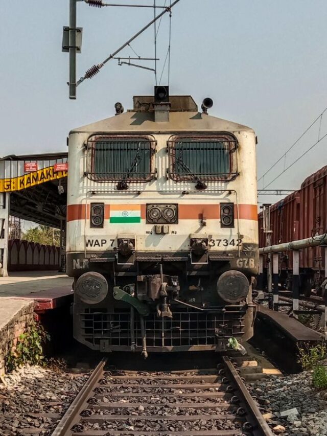 ट्रेन की यात्रा के दौरान इन चीजों की होती है मनाही, जान लें ये 5 नियम