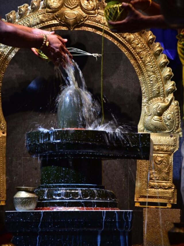 सावन में भूलकर भी न करें गंगाजल से जुड़ी ये गलतियां, वरना…