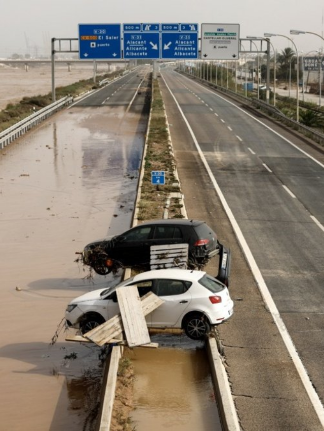 Spain Flood: स्पेन में अब बाढ़ का कहर, गाड़ियों में मिल रहे शव