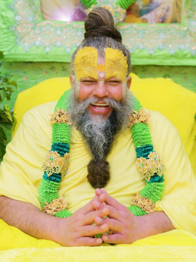 प्रेमानंद महाराज अपने चेहरे पर लगाते हैं ये लेप, जानें उनकी चमकती त्वचा का राज
