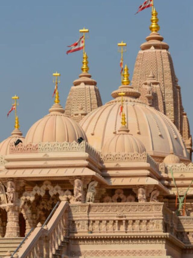मंदिर में भूलकर भी न पहनकर जाएं ये चीजें, यहां जानिए