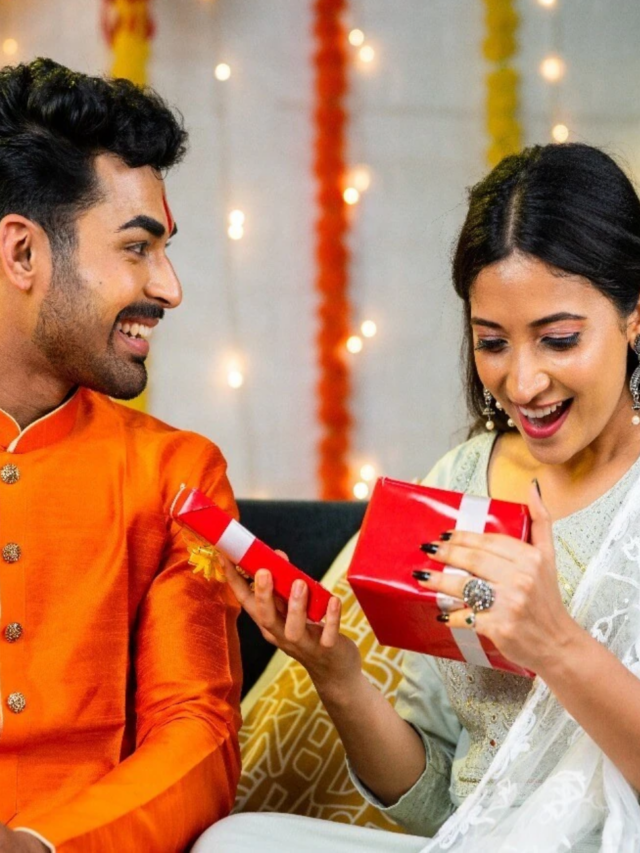 Raksha Bandhan: इस रक्षाबंधन पर बहन को दें ये खास गिफ्ट, खुशी से झुम उठेगी आपकी लाडली