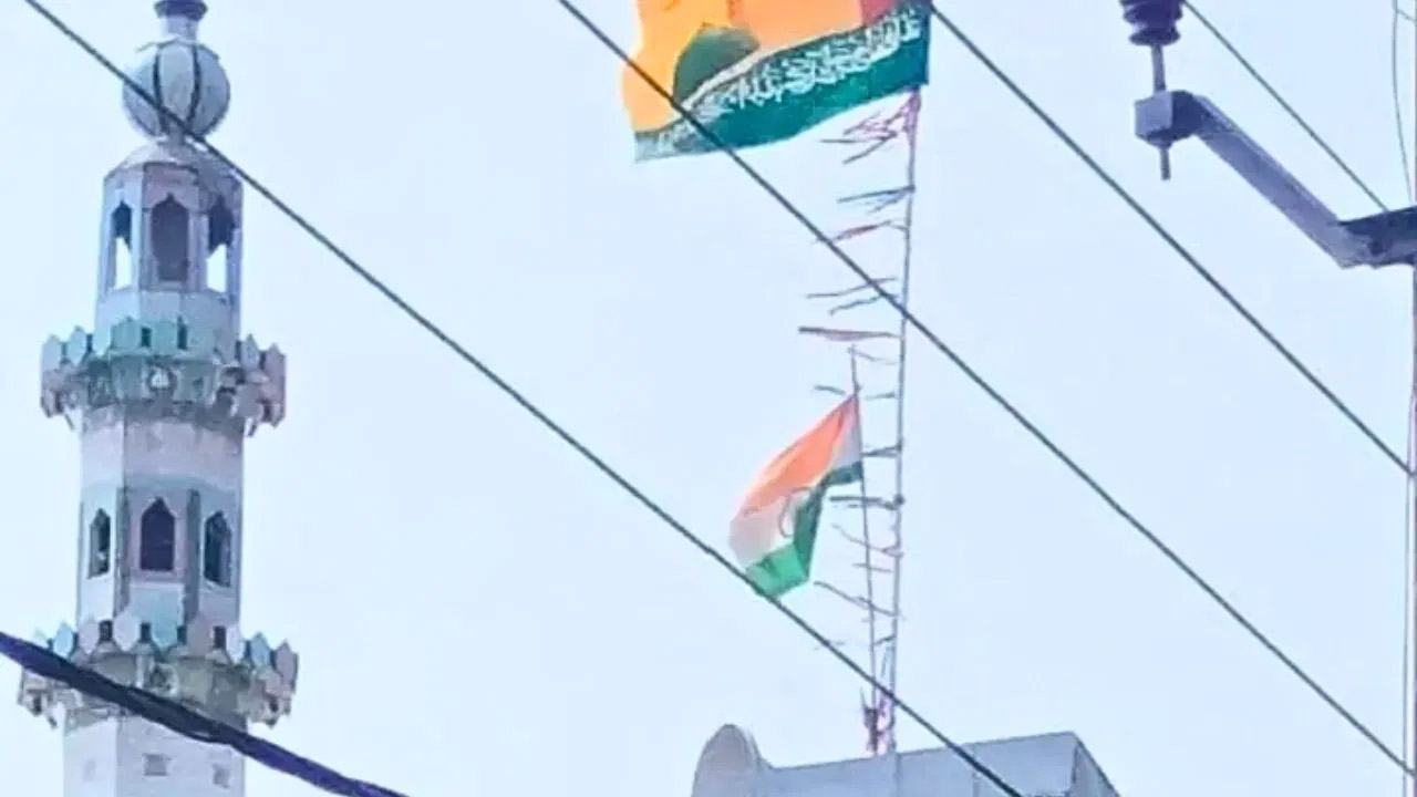 Minaraa Minara Masjid : इस मस्जिद में तिरंगा से ऊंचा फहराया गया इस्लामी झंडा