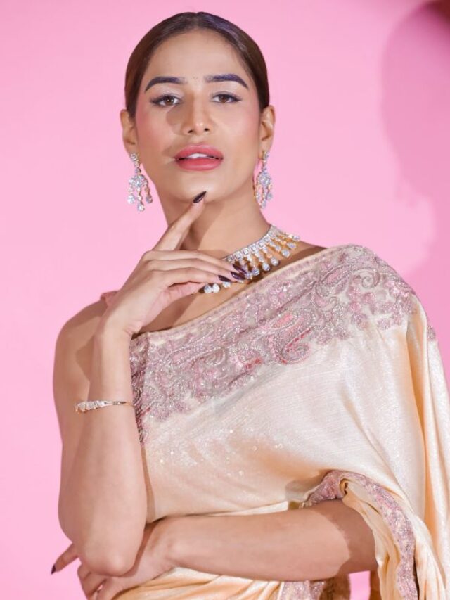 काफी ग्लैमरस हैं Poonam Pandey, रामलीला में निभाएंगी मंदोदरी का किरदार