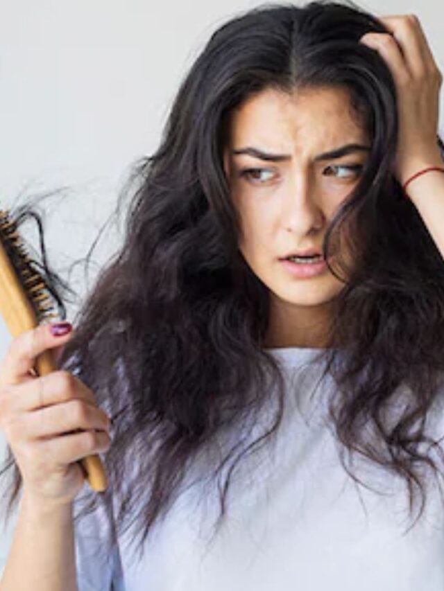 इस न्यूट्रिशन की कमी से झड़ते हैं बाल, कुछ ऐसे रखें उनका ख्याल