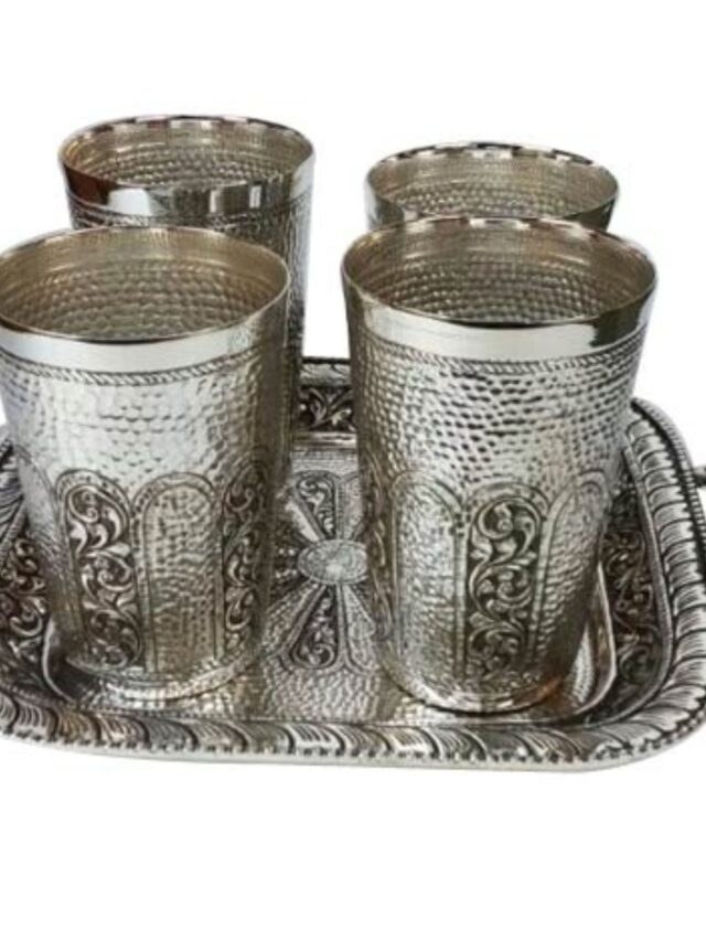 चांदी के गिलास में पानी पीने से बदल सकता है आपका भाग्य, जानें कैसे?