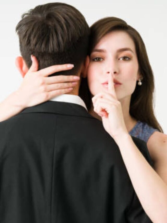 बड़े ही बेवफा होते हैं इन 4 राशियों के लोग, हमेशा पार्टनर को देते हैं धोखा